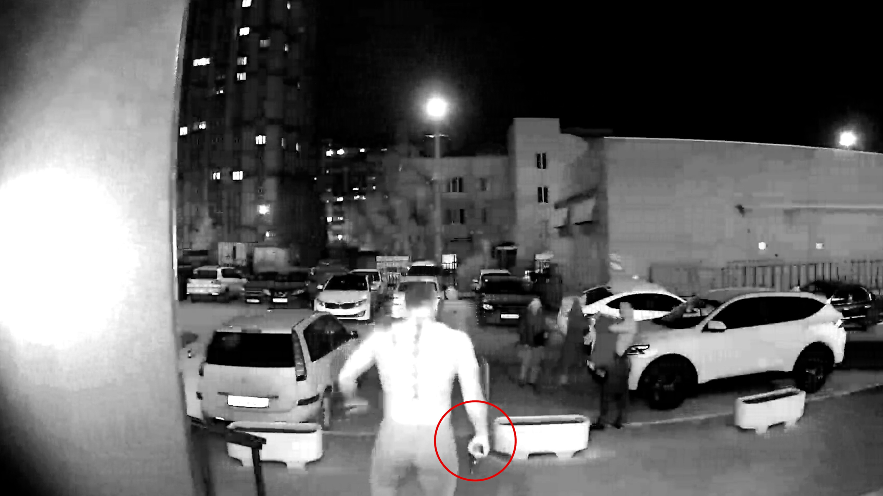Очевидцы: в Самаре на Карбышева разъяренный мужчина стрелял в соседей. Видео