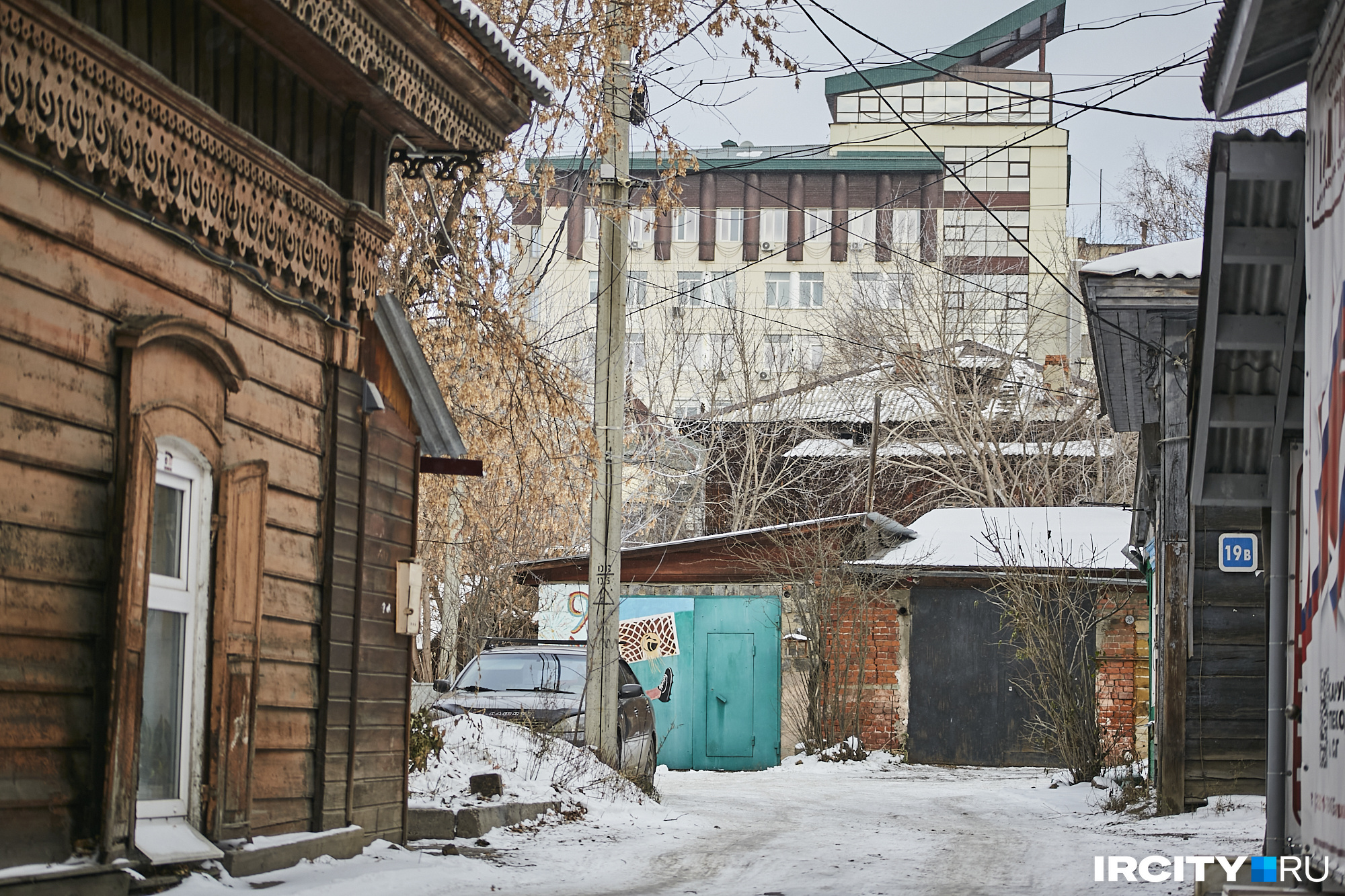 Улица Бабушкина перпендикулярна вечно шумным, многолюдным, насыщенным транспортом улицам Карла Маркса и Дзержинского Улица Бабушкина перпендикулярна вечно шумным, многолюдным, насыщенным транспортом улицам Карла Маркса и Дзержинского