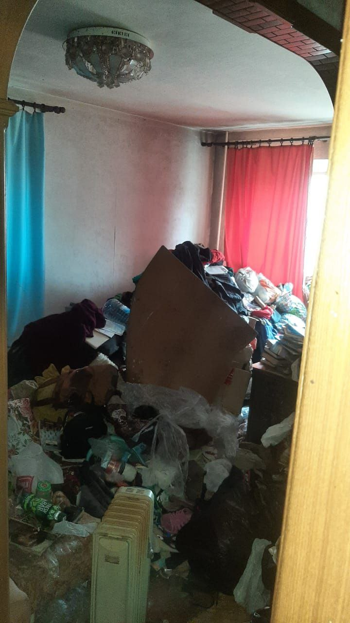 Дом в Чите остался без воды из-за женщины, устроившей свалку в квартире