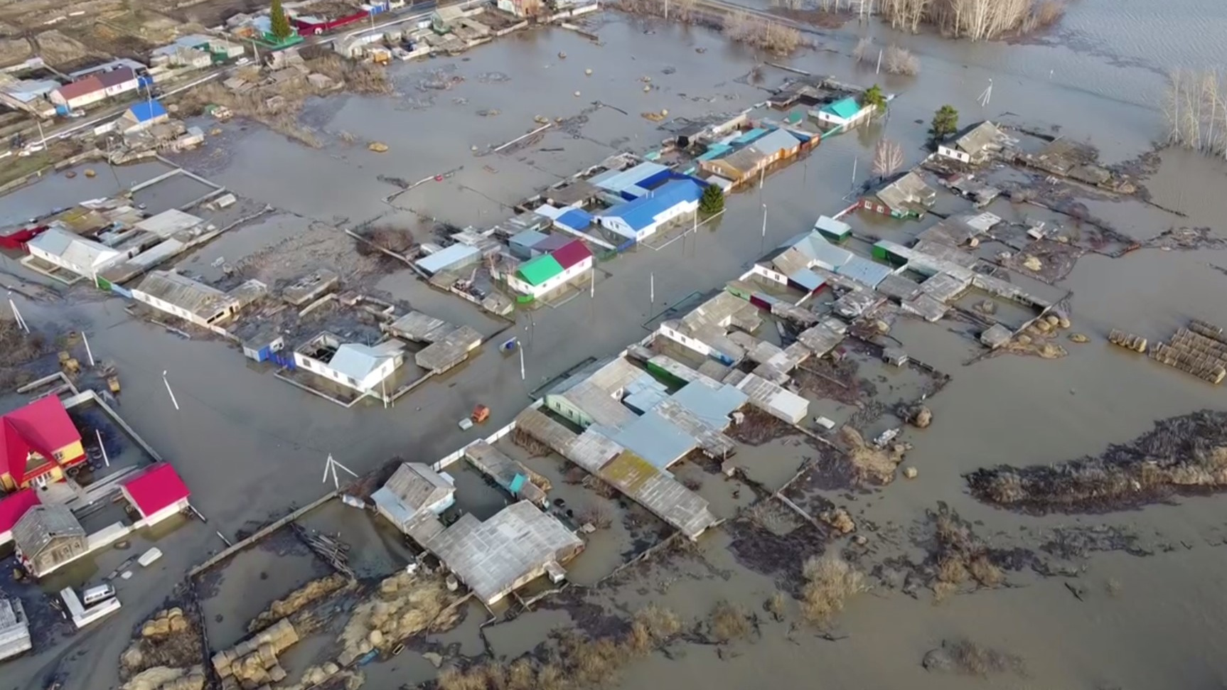 Тюменскую деревню затопило за одну ночь. Как выглядит большая вода — 10 пугающих фото