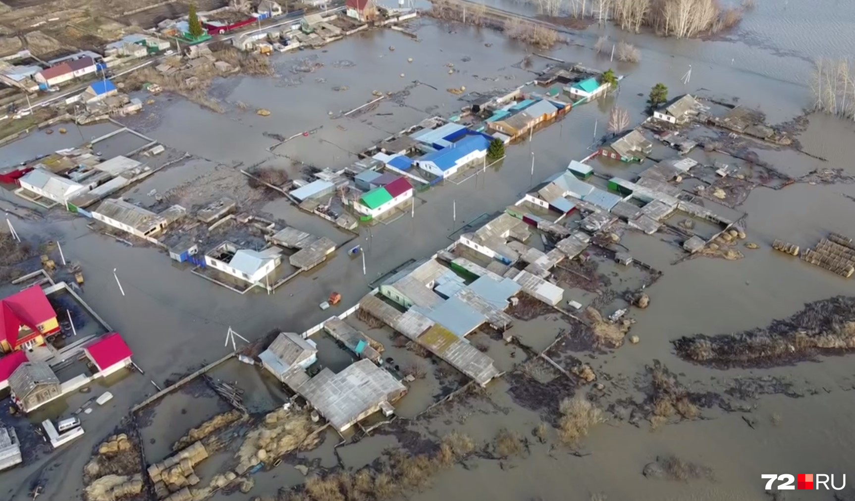 Тюменскую деревню затопило за одну ночь. Как выглядит большая вода — 10 фото с высоты