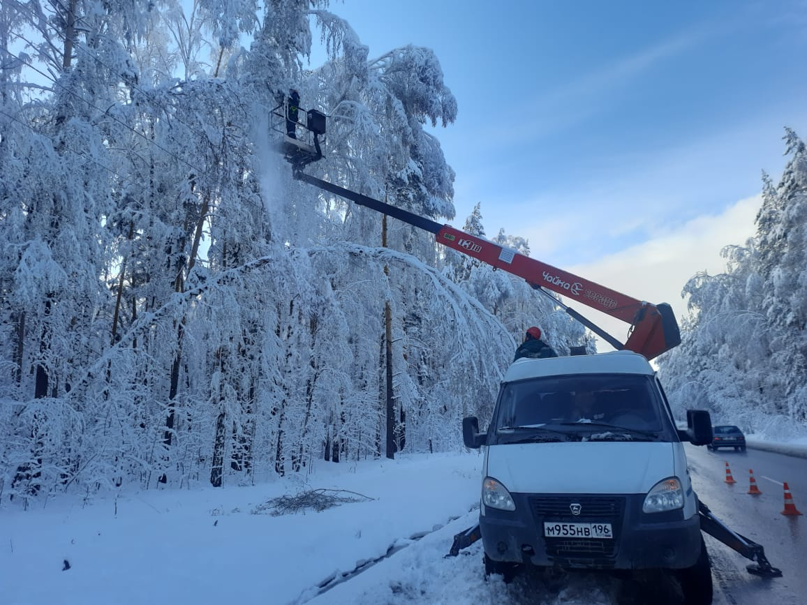 В Екатеринбурге снова начался снегопад. Онлайн со второго дня адской майской непогоды