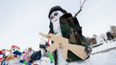 Три шара для слабаков. В Челябинске на фестивале «Снеговиков-добряков» слепили целые снегосемьи