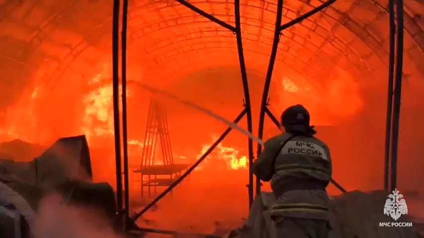 Под Челябинском вспыхнул крупный пожар на мебельной фабрике (видео)