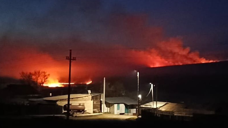 Лесной пожар подходит к двум селам в Забайкалье