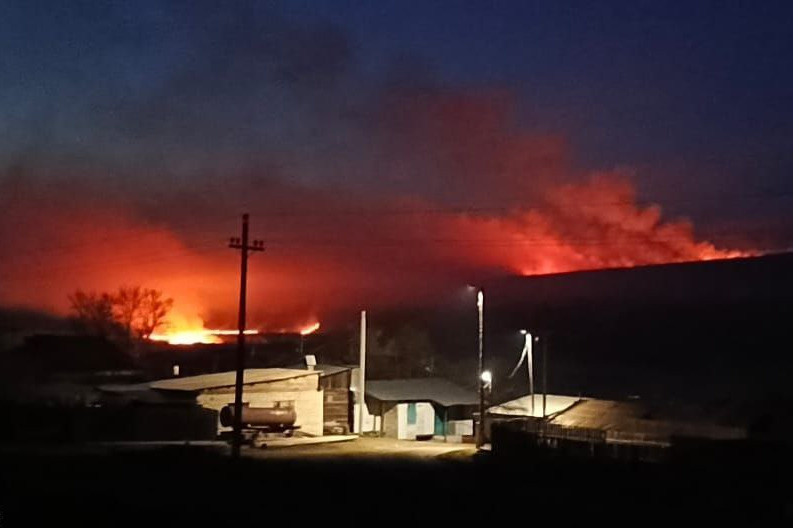 Лесной пожар подходит к двум селам в Забайкалье