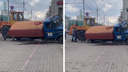 У мэрии Новосибирска начали ремонтировать тротуар — ранее под него провалилась поливальная машина