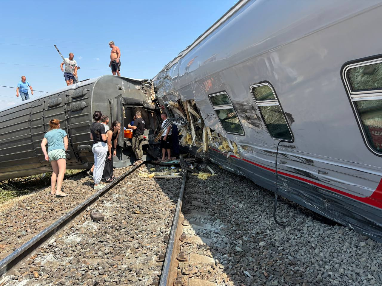 «Переезды должны наглухо закрываться»: эксперты назвали причины крушения поезда с 800 пассажирами