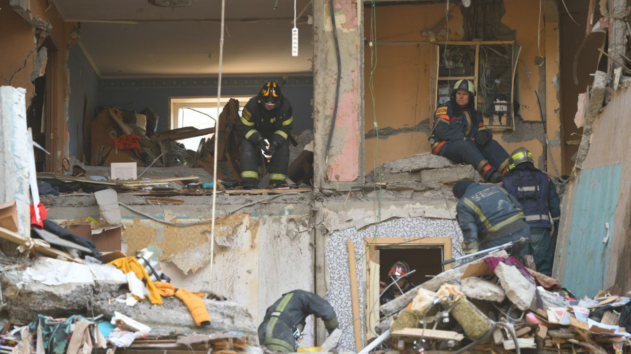 Люди под завалами и двое погибших спасателей. Что известно о взрыве газа в многоэтажке в Балашихе — кадры с места ЧП