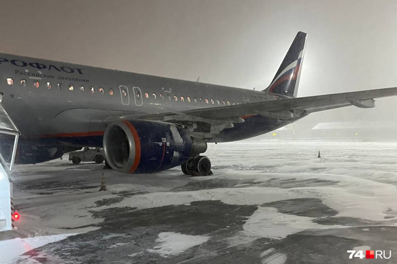 В Челябинске настолько мощный снегопад, что застревают машины и самолеты. Придет ли стихия в Екатеринбург?