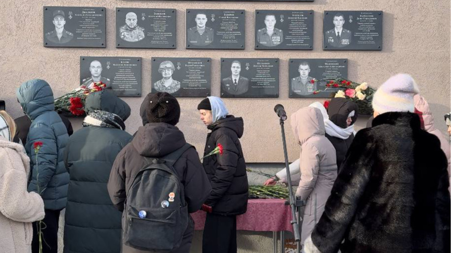 Превратили стену в мемориал: 9 выпускников одной школы под Самарой погибли в СВО