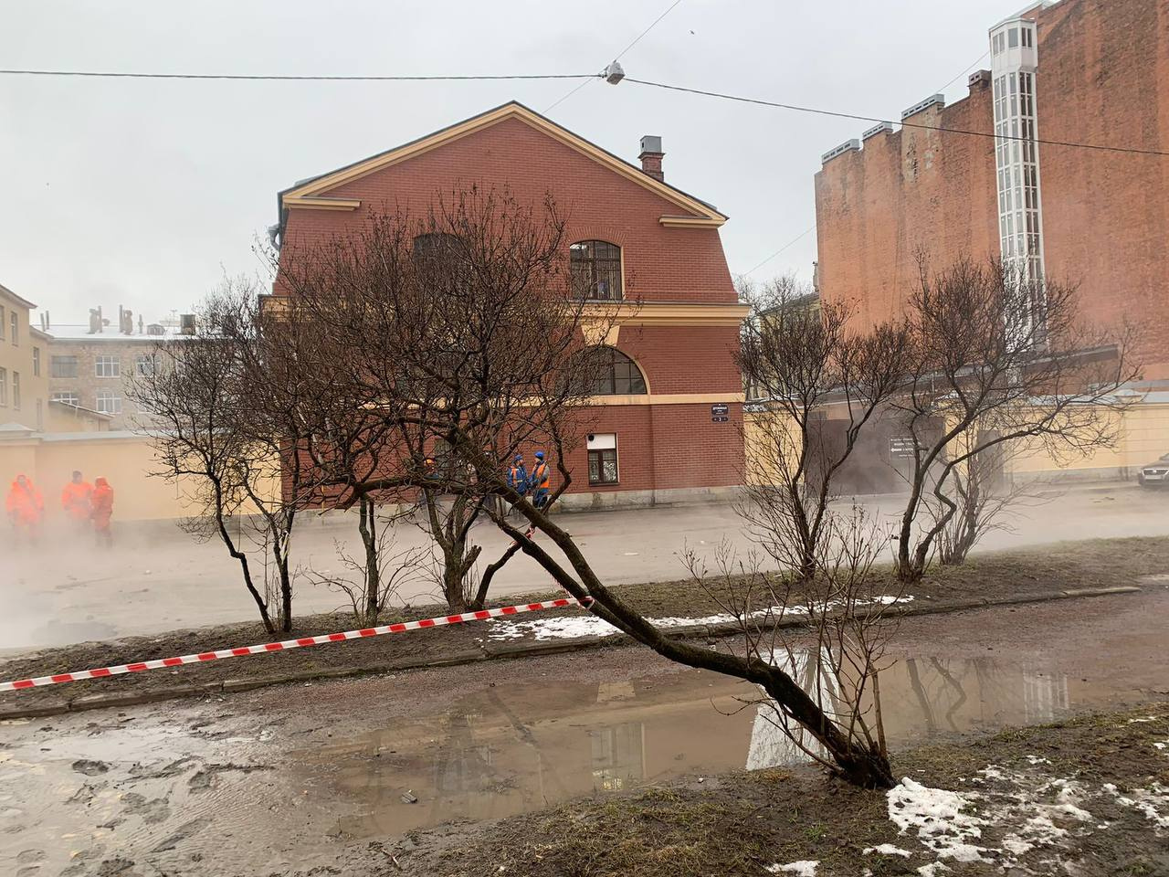 На просвещения прорвало трубу