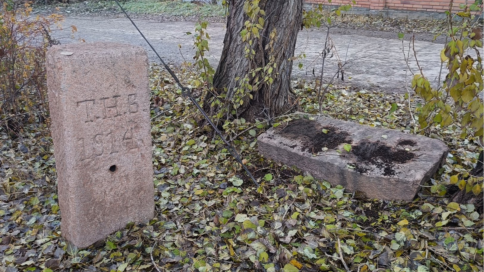 «Думали, что могила»: в Челябинске обнаружили загадочную каменную плиту