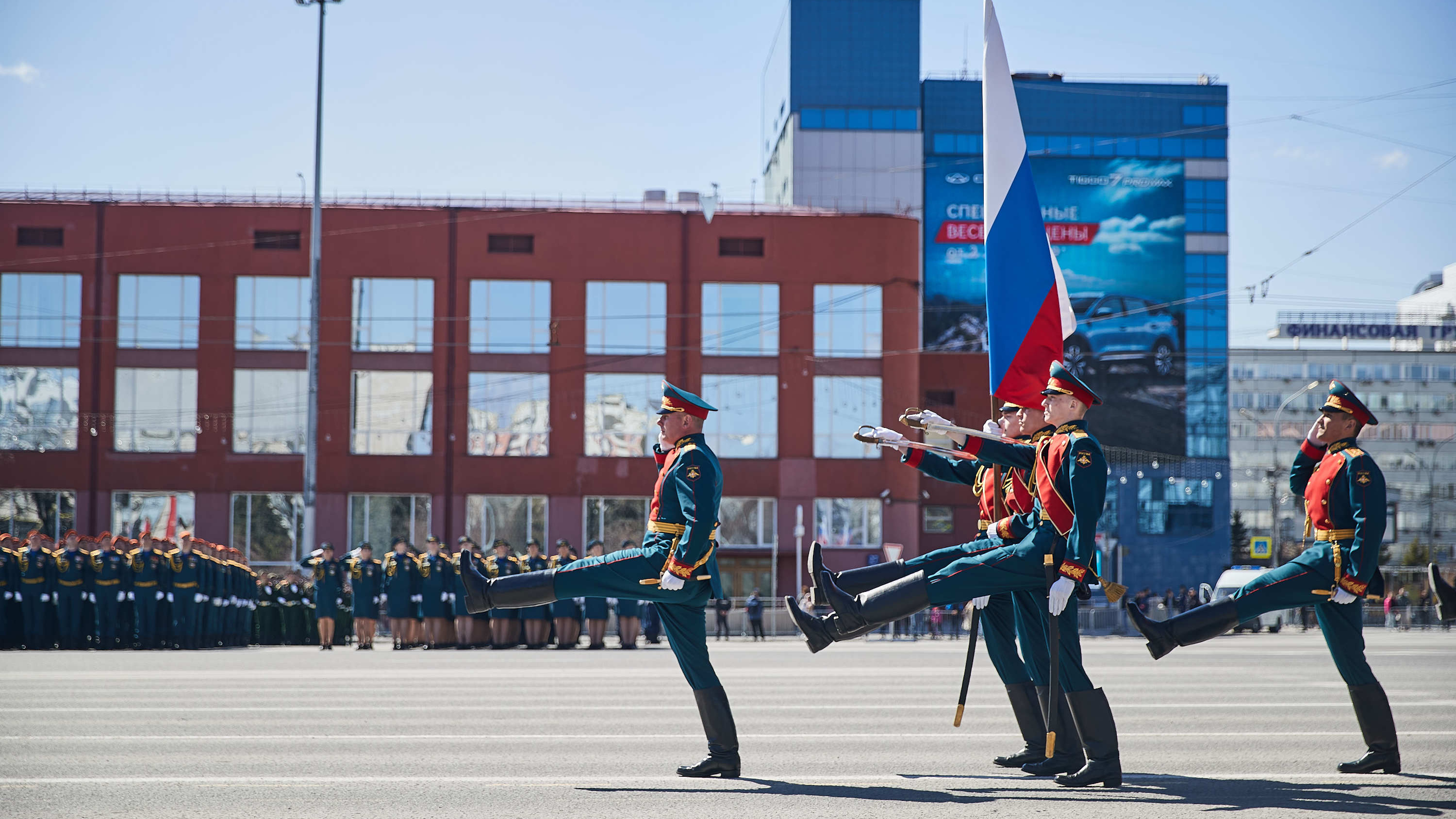 Как прошла первая репетиция парада Победы в Новосибирске — фоторепортаж из перекрытого центра города