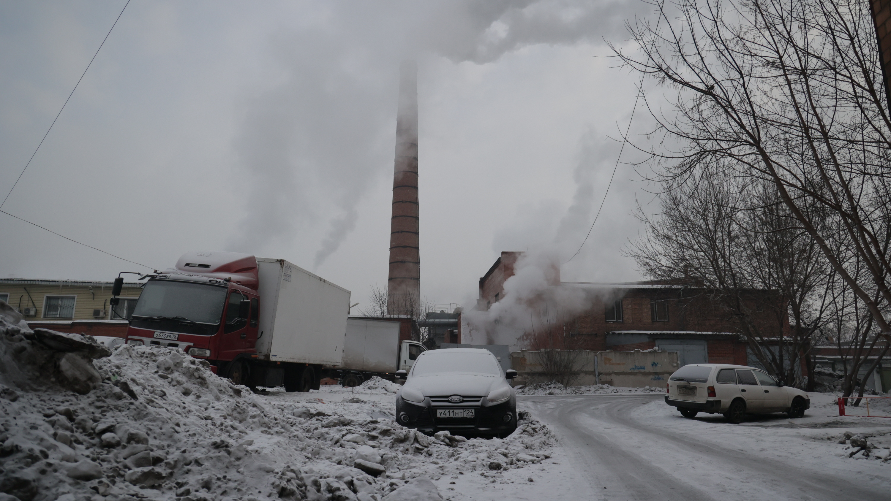 «Здесь ходить нужно с противогазом»: жители Ломоносова показали черный снег во дворах