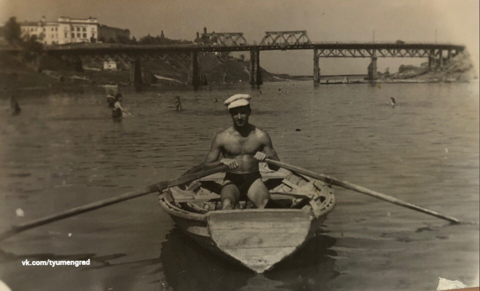 Лето всё того же 1951 года. Моста Влюбленных не было и в помине. Кто-то катался на лодках, другие весело плескались в прохладной воде Лето всё того же 1951 года. Моста Влюбленных не было и в помине. Кто-то катался на лодках, другие весело плескались в прохладной воде