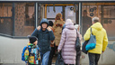 «Протискиваться сквозь толпу»: новосибирцы ругаются с водителями автобусов из-за закрытых передних дверей — кто прав