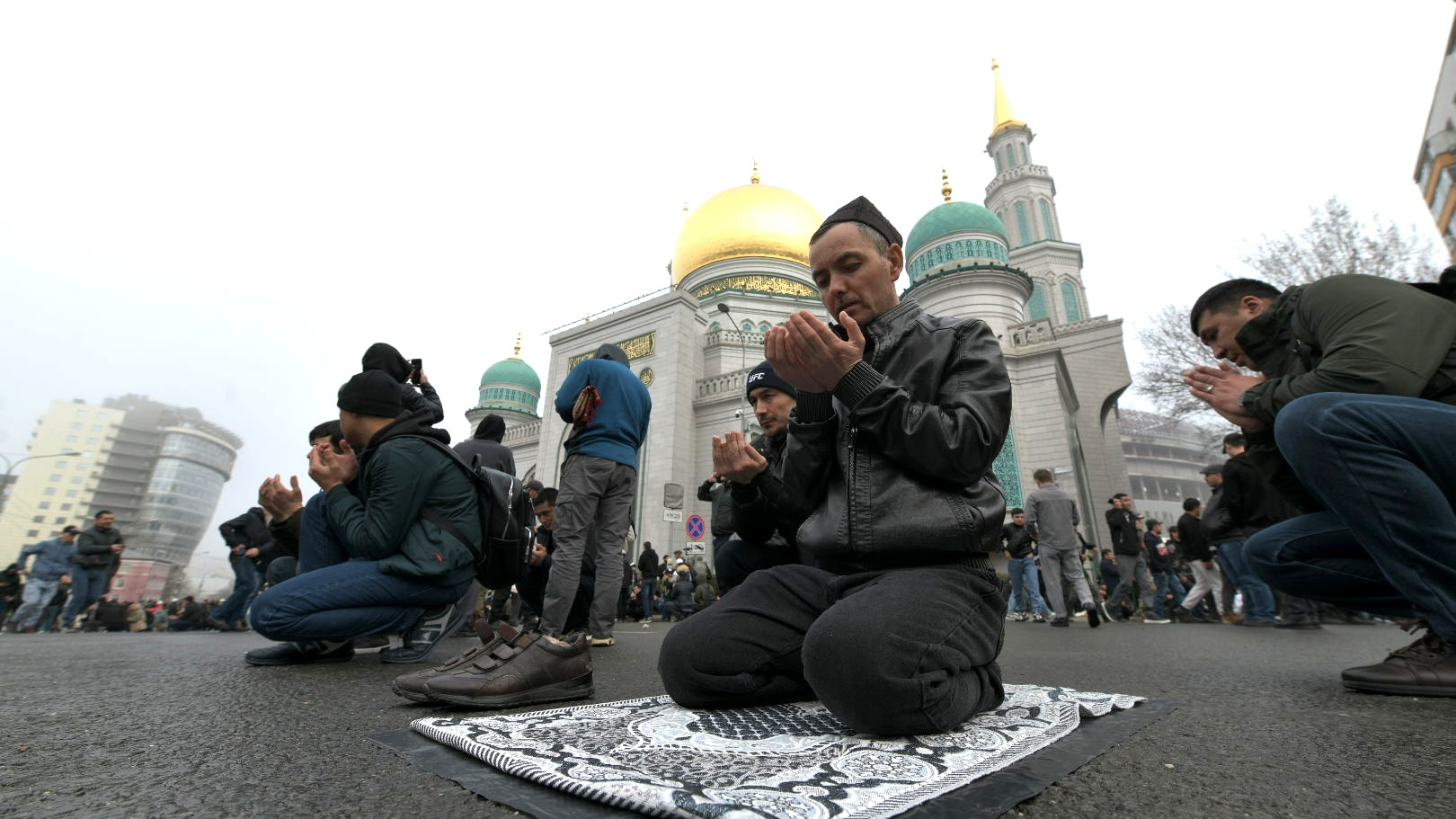 Перекрытые улицы, тысячи мусульман и молитвы на дороге. Как в столице отметили Ураза-байрам: большой фоторепортаж