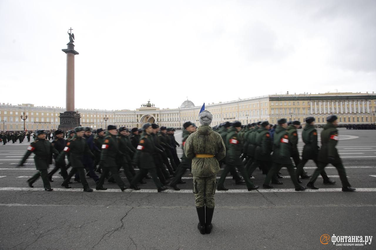 Фото: Первая сводная репетиция парада Победы на Дворцовой площади в  Петербурге - 23 апреля 2024 - ФОНТАНКА.ру