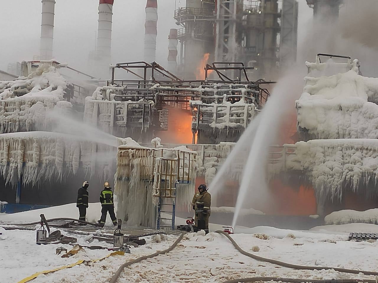 В Ленобласти продолжают тушить пожар на заводе «Новатэка»