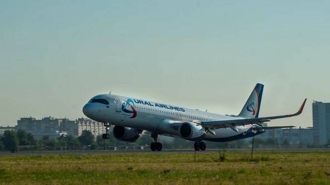 На борту самолета Сочи — Москва у стюардессы случился инсульт