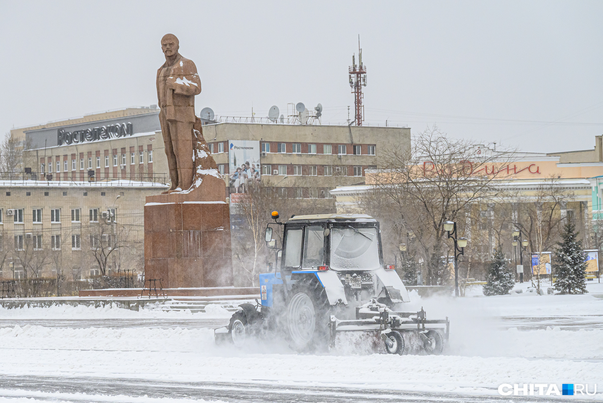 Владимир Ильич наблюдает за трактором с щеткой