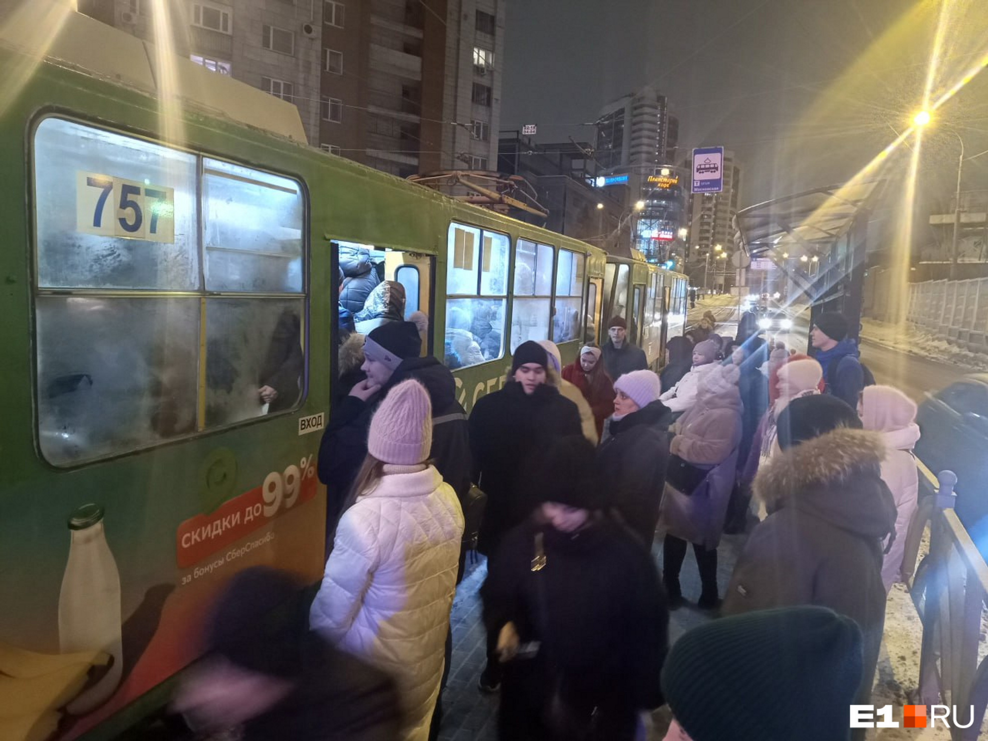 «Нет другого времени для обеда?» На Вторчермете пассажиры в час пик остались без популярного трамвая