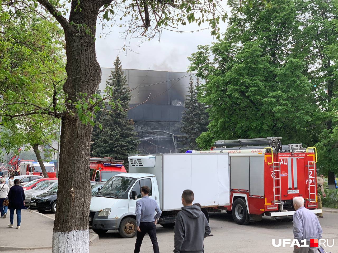 Возле кинотеатра несколько пожарных автомобилей