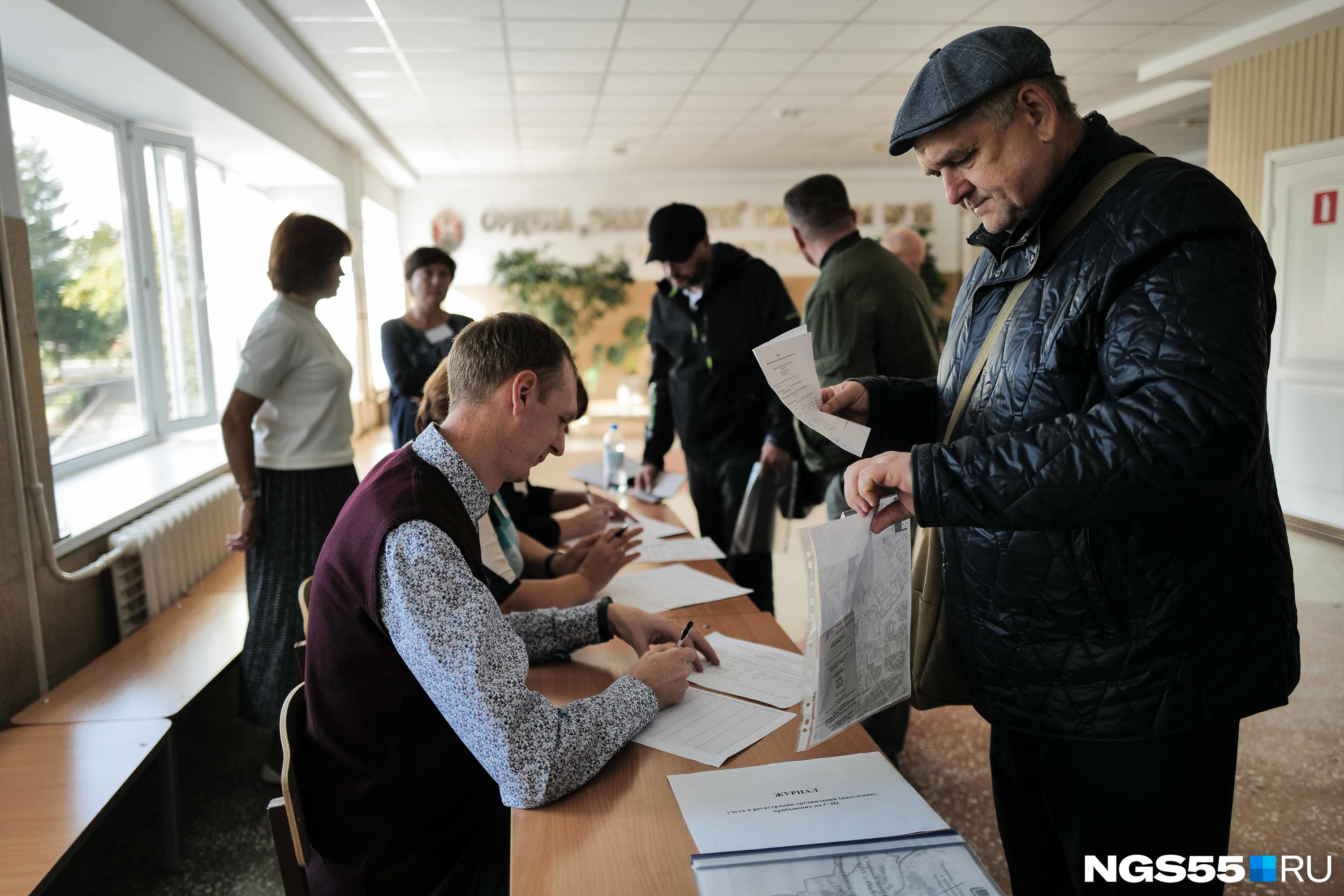 В гимназии уже собрались статисты. Каждого регистрировали. Кто прошел регистрацию — отправлялись на другой этаж ожидать В гимназии уже собрались статисты. Каждого регистрировали. Кто прошел регистрацию — отправлялись на другой этаж ожидать