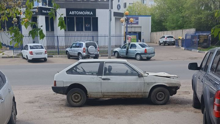 «Лишь бы людей разозлить»: жителей Ленинского района Саратова возмущают брошенные на парковке машины