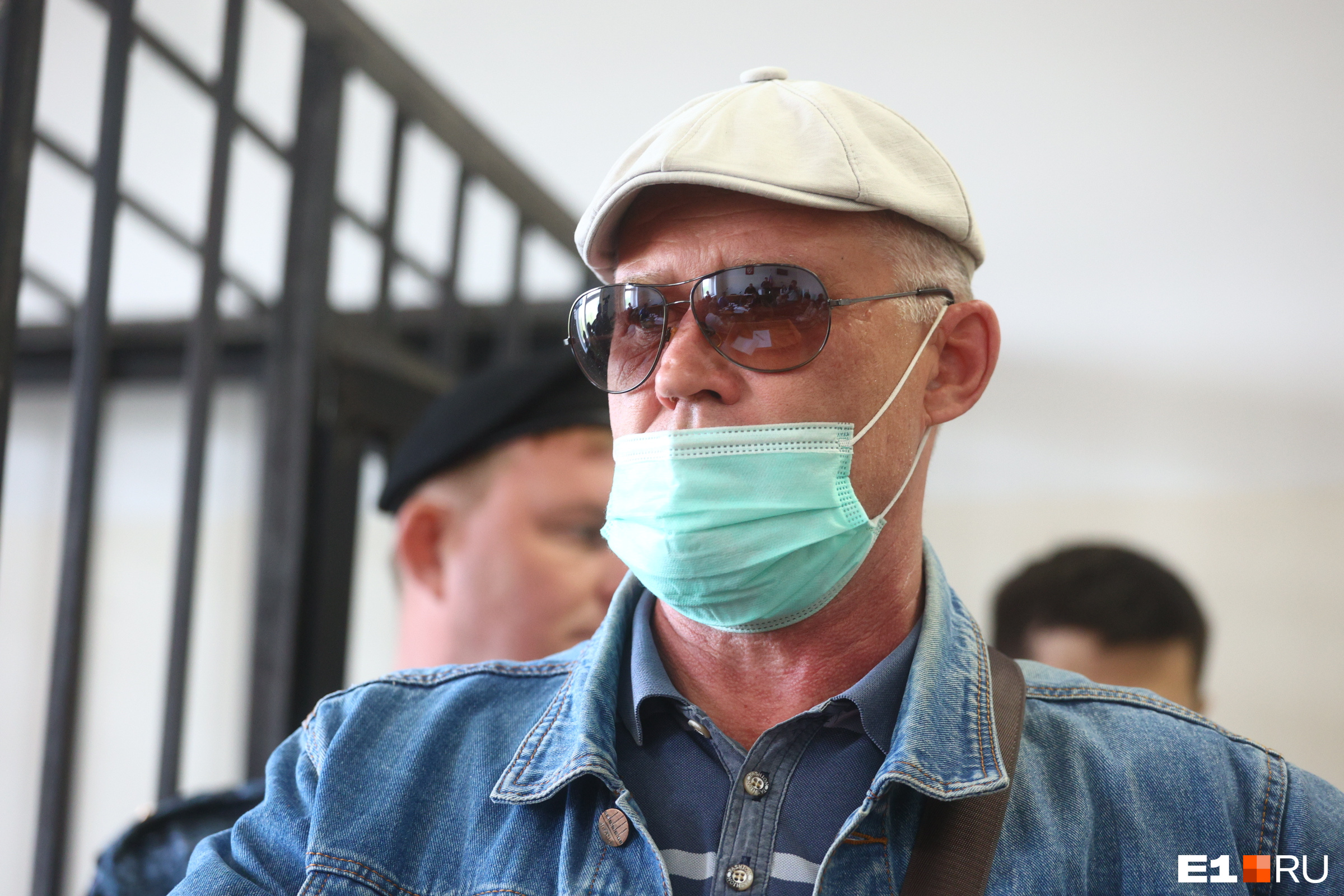 В таком виде свидетель отвечал на вопросы гособвинения и адвокатов