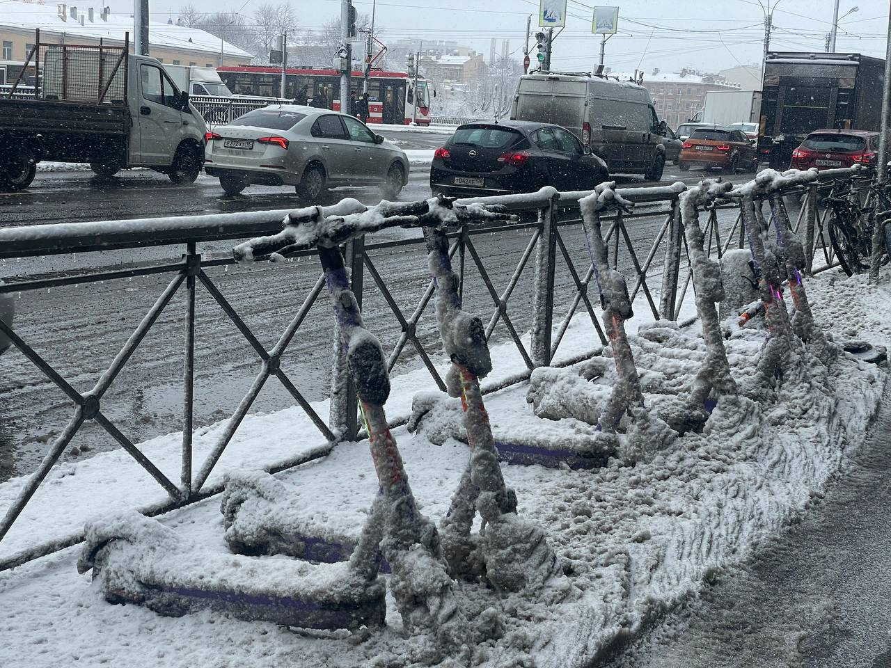Курьеры и самокаты не вывозят. Как Петербург пережил рекордный снегопад, которого не было даже зимой
