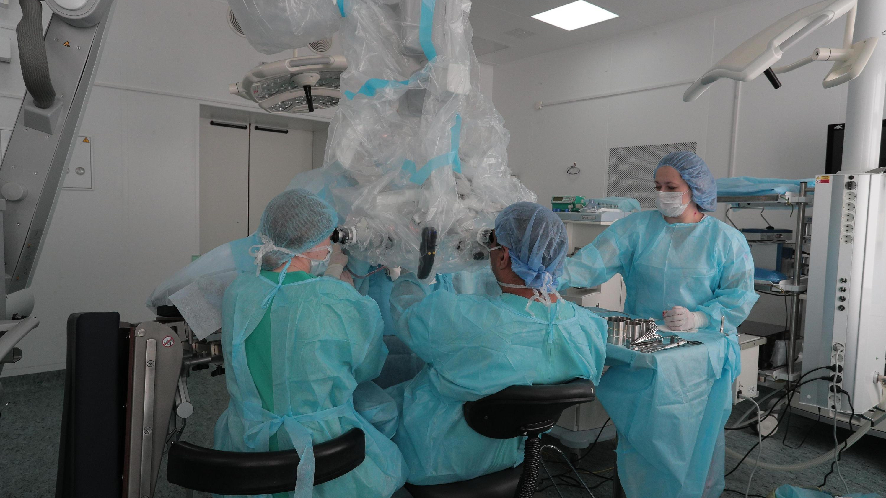 «Начала бы литься в мозг»: хирурги избавили голову сибирячки от «кровяной бомбы» — фото феноменальной операции