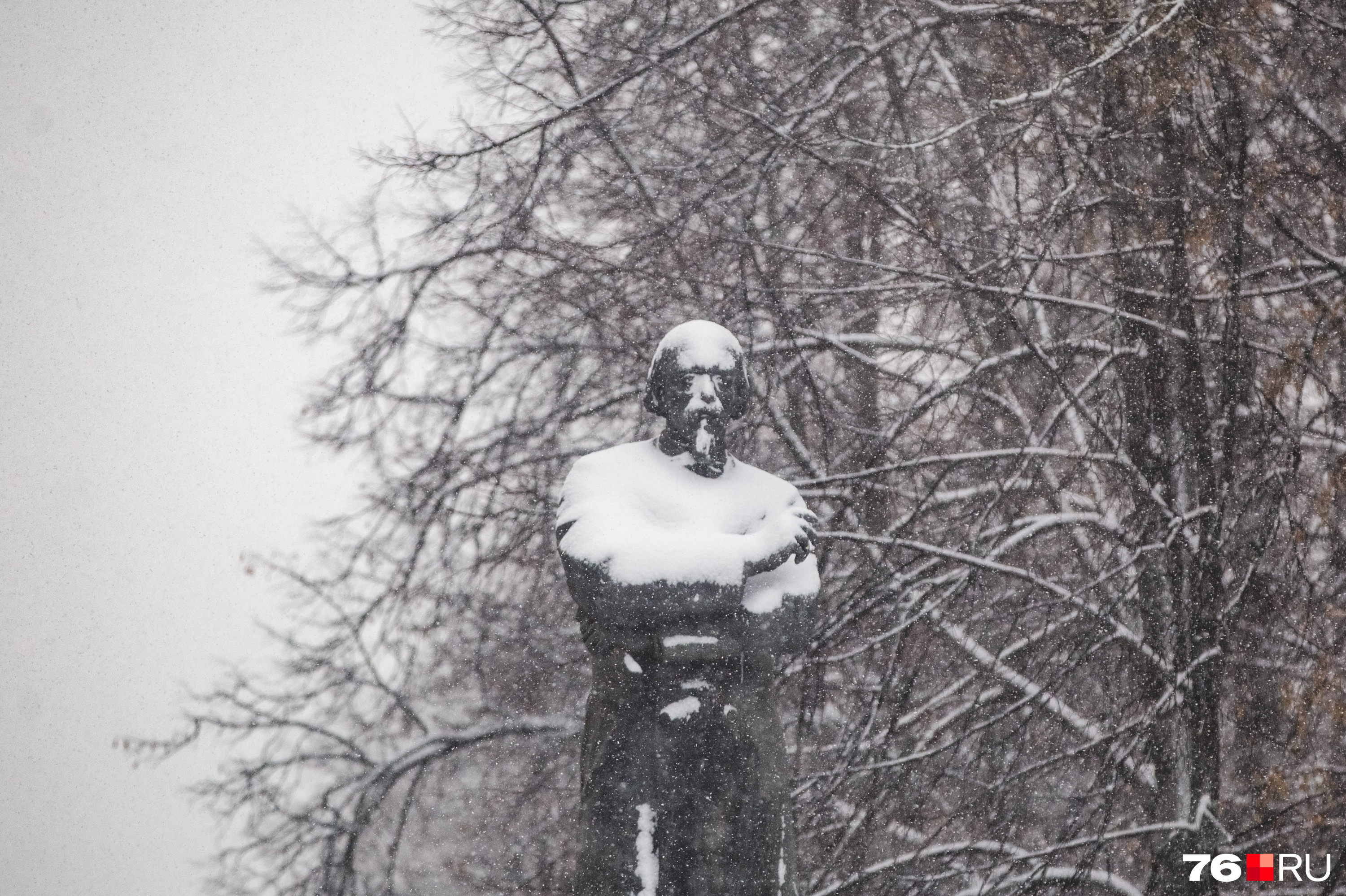 Памятник Некрасову умиротворенно ловит снег на плечи. И немного на лоб