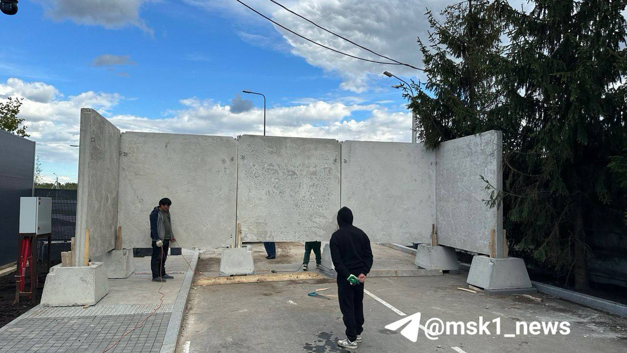 Жители подмосковной деревни поставили бетонный забор, чтобы заблокировать стройку дороги к «СберСити»