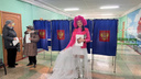 В розовой шапке-ушанке и воздушной юбке: Сибирская Круэлла встала в планку на избирательном участке