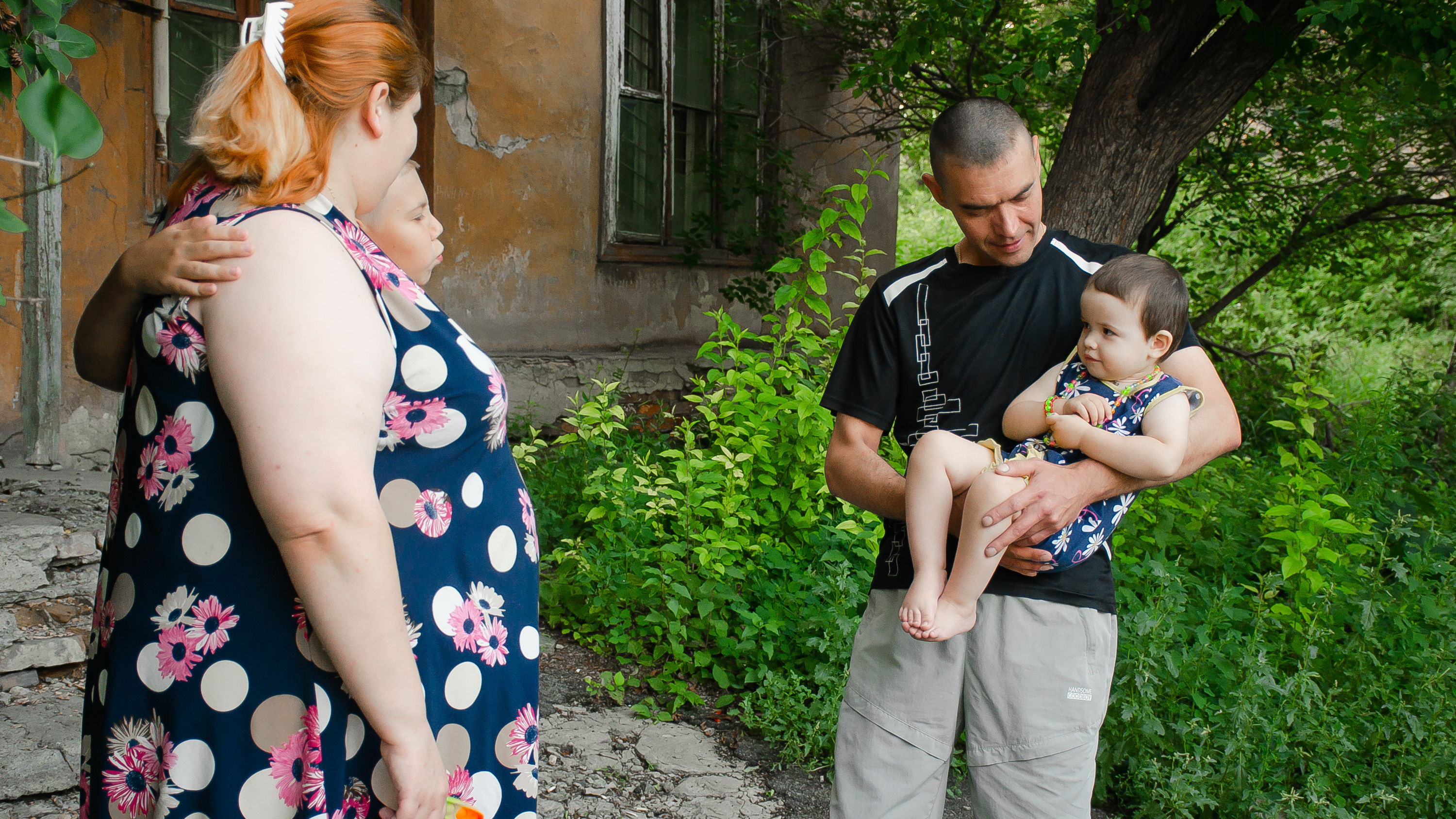 Жизнь под снос. В Магнитогорске семью с двумя детьми бросили в пустом аварийном доме, отказав в переселении