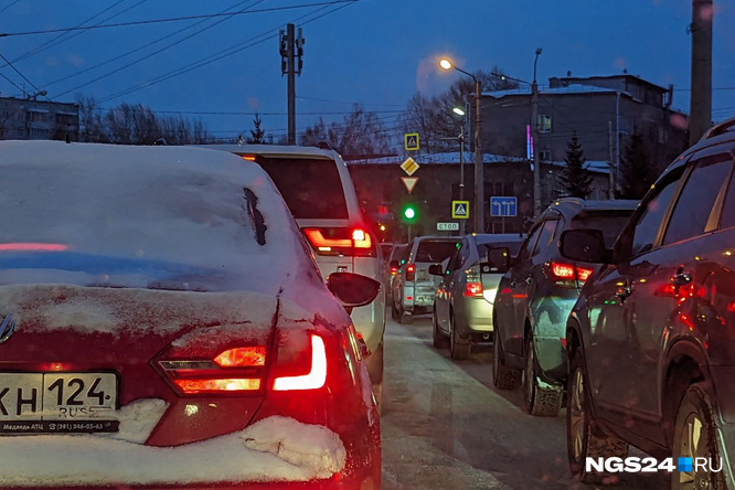 «Стояли полчаса без движения»: в понедельник утром Красноярск сковали восьмибалльные пробки