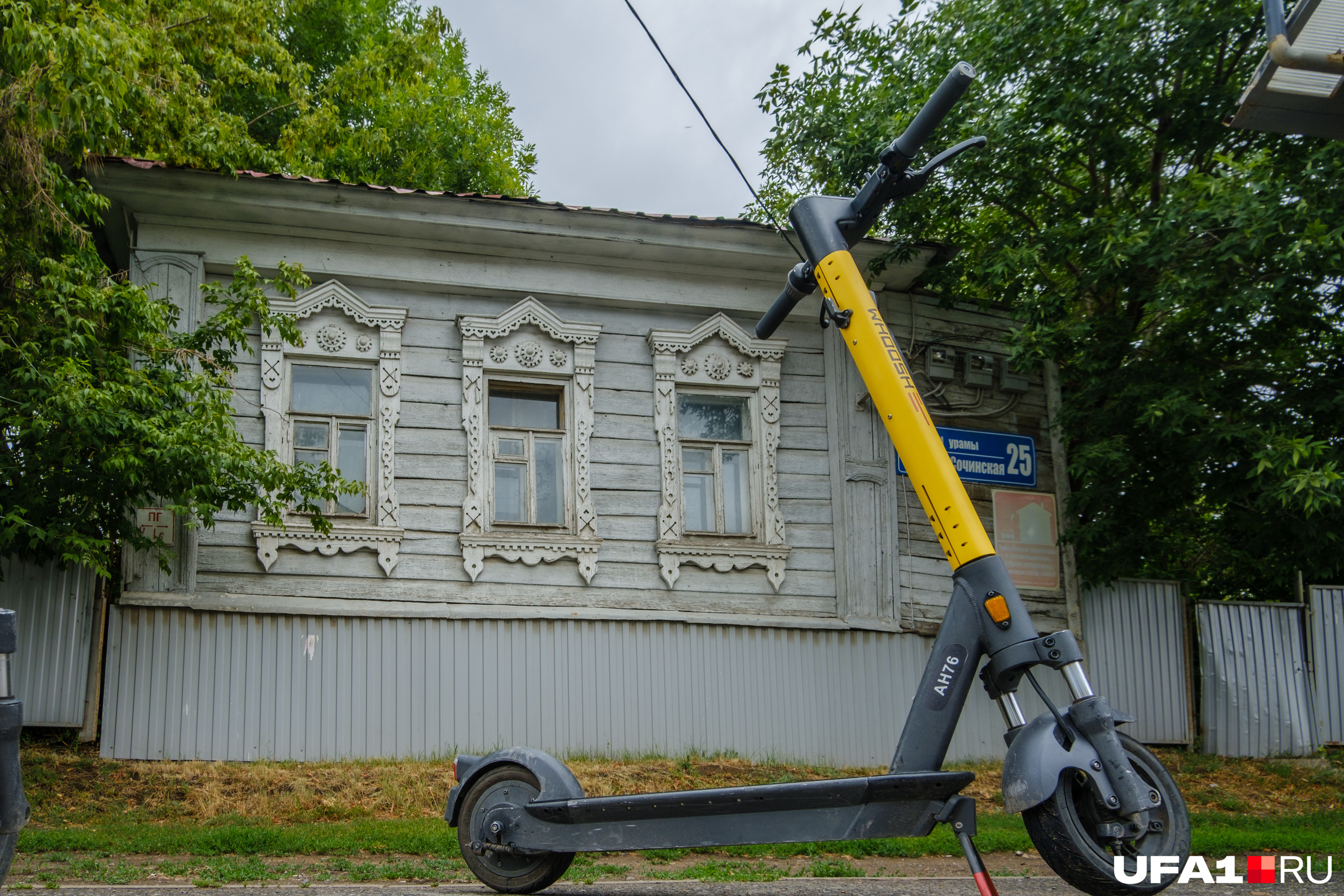 Кто-то не придумал ничего лучше, кроме как бросить самокат где попало