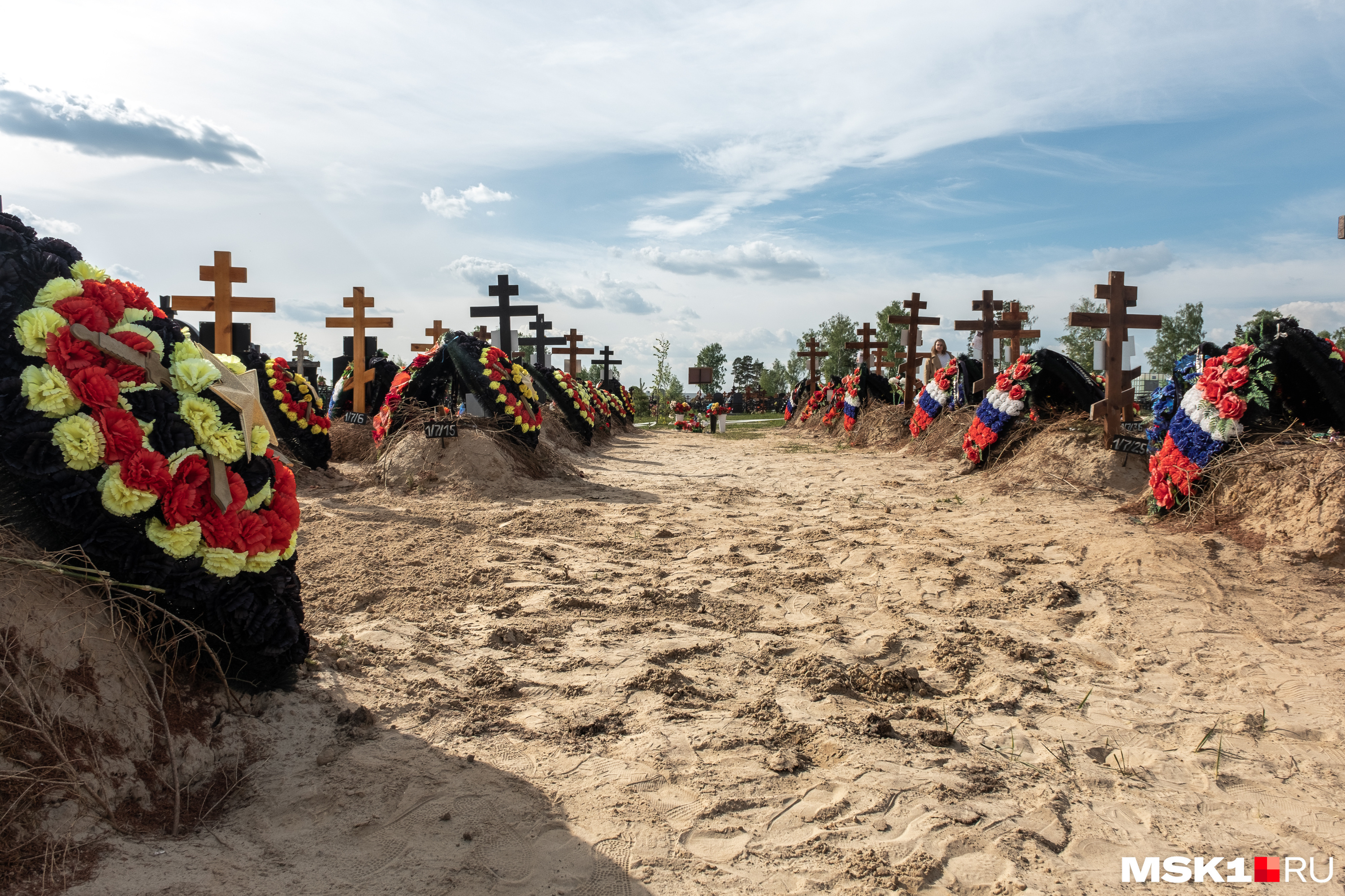 Одну из могил погибшего бойца выкопали родственники, чтобы забрать гроб с телом на родину