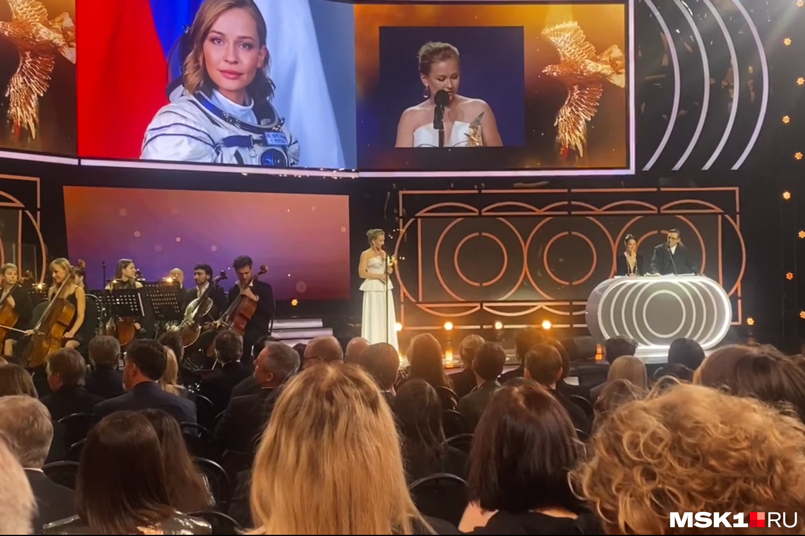 Юлия пересильд на мкс. Пересильд на орбите. Режиссер клим шипенко в космосе. Пересильд юлия космос экипаж. Юлия пересильд и клим шипенко в космосе.