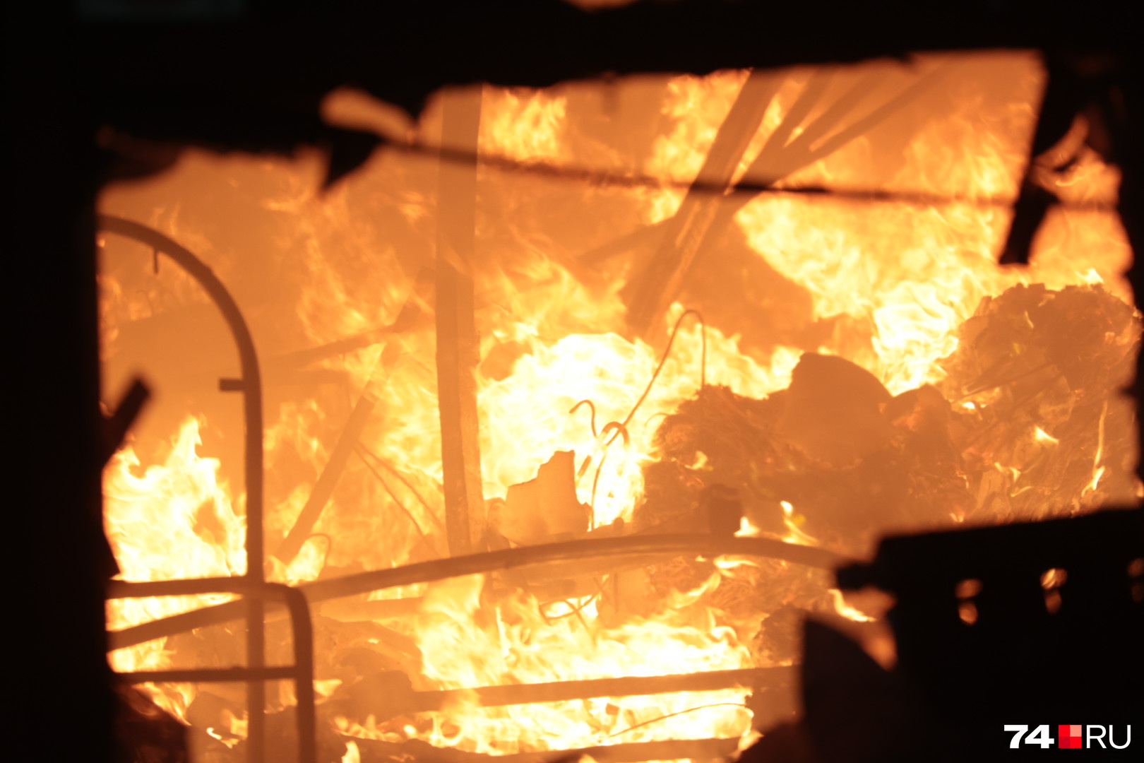 пожар в деревне. пожар в доме. дети пожар сегодня. горящий дом. дети пожар сегодня.