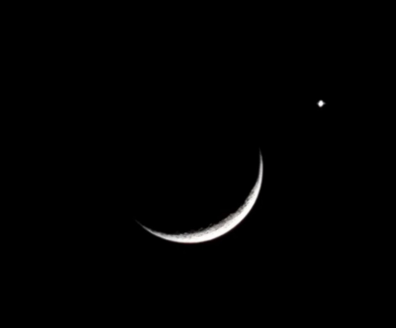 Читинцы смогли наблюдать сближение молодой растущей Луны и Венеры