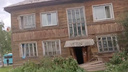 «Там семьями жили»: в Архангельске сошел со свай аварийный нерасселенный дом