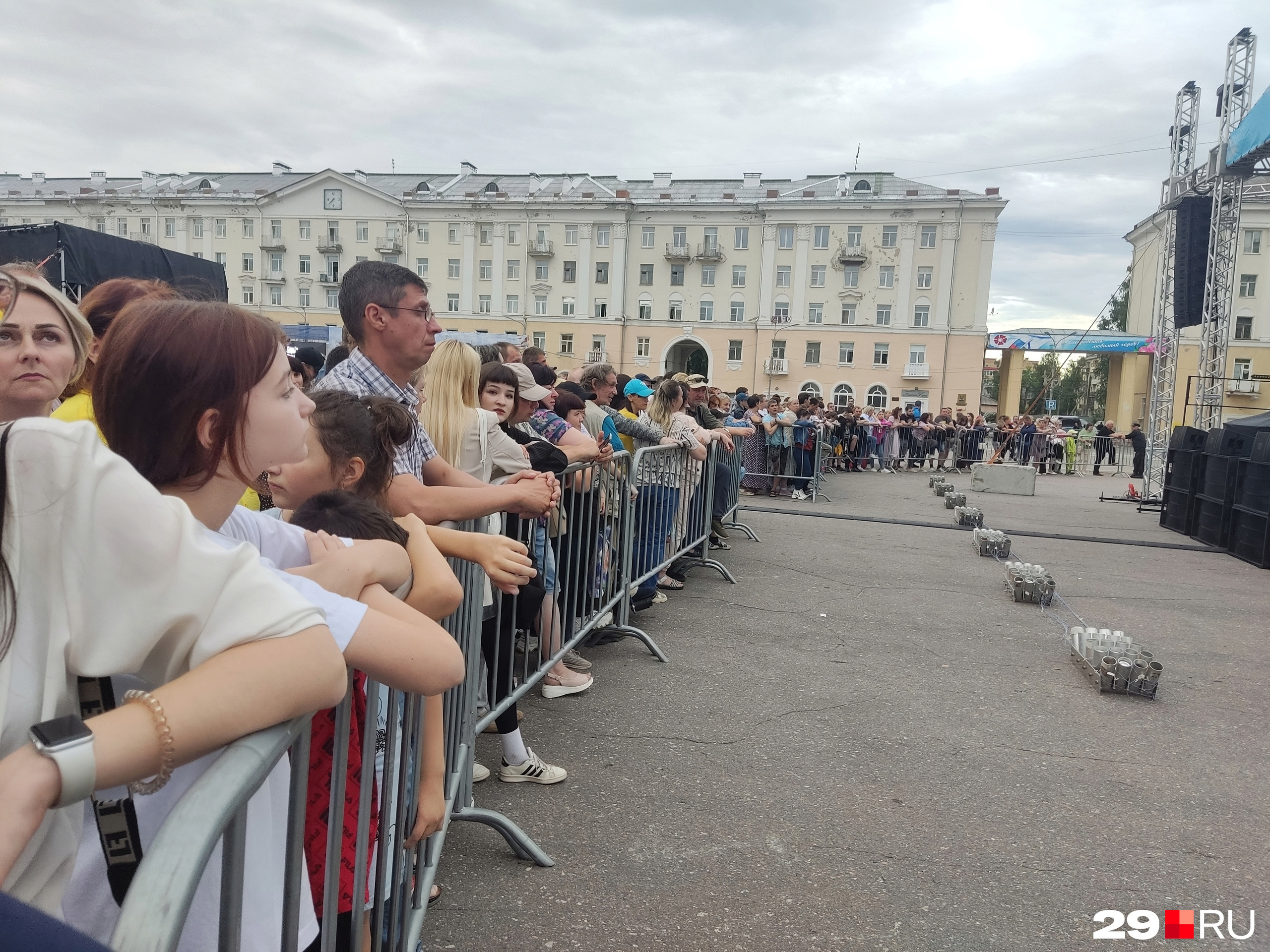 Смотрите, сколько человек пришло в Северодвинске на концерт группы «СерьГа»  | 29.07.2023 | Архангельск - БезФормата