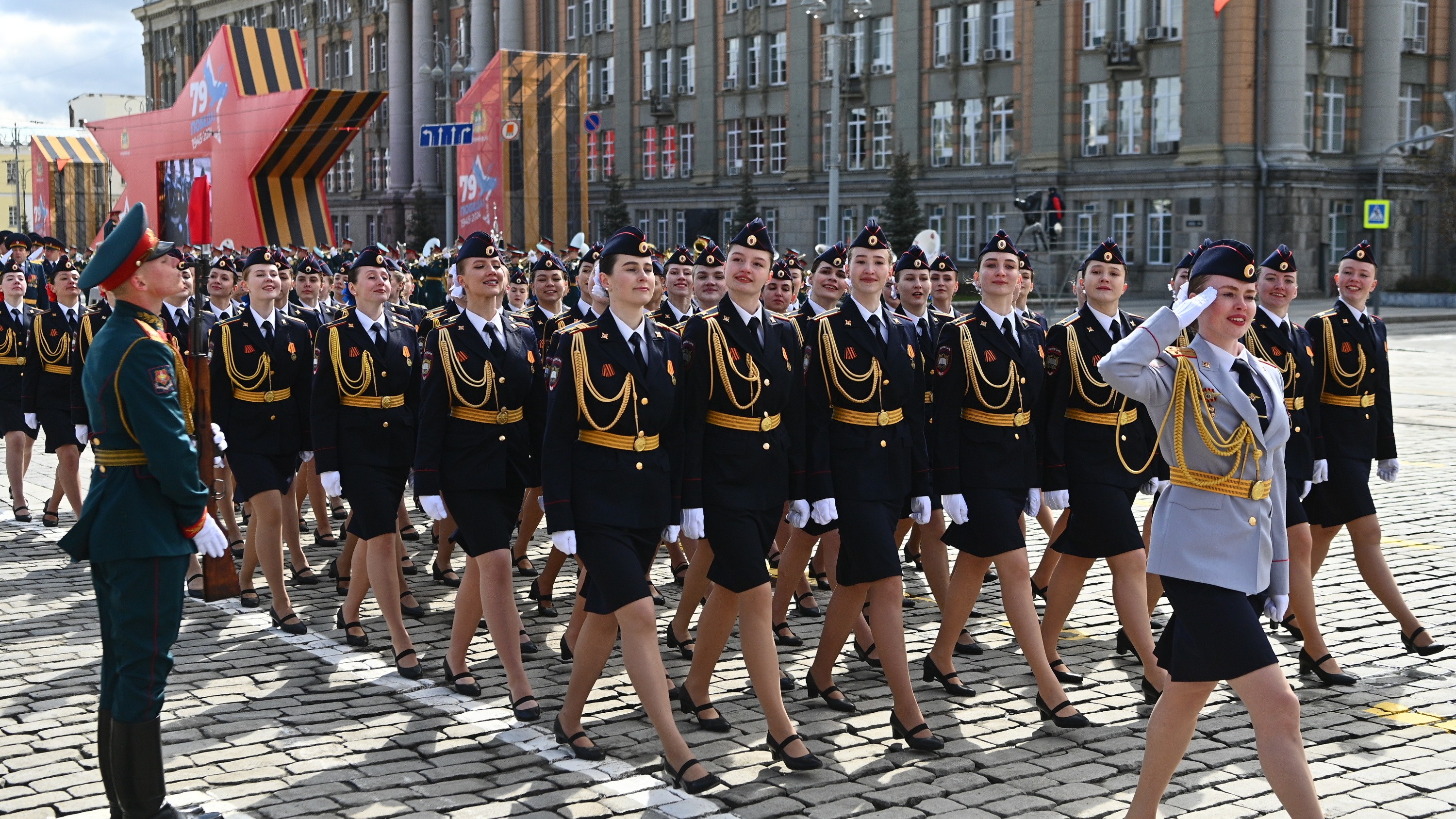 Ножки парада: красавицы в военной форме промаршировали по центру Екатеринбурга