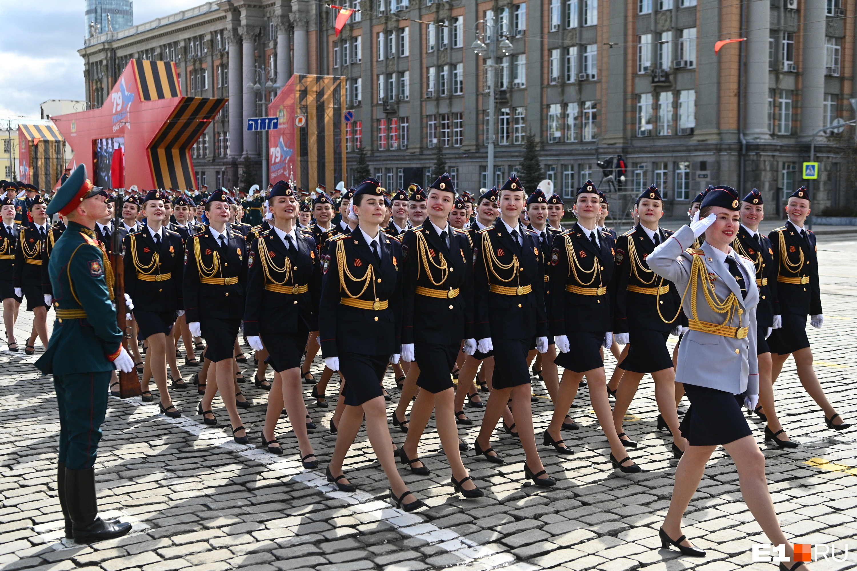 Ножки парада: красавицы в военной форме промаршировали по центру Екатеринбурга