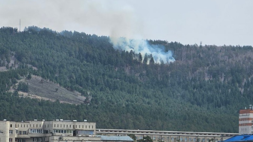 Высокогорье загорелось в Чите — очевидцы сообщают о столбе дыма