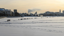 Школьники на отколовшейся льдине и утонувшее авто — показываем, как во Владивостоке тает море