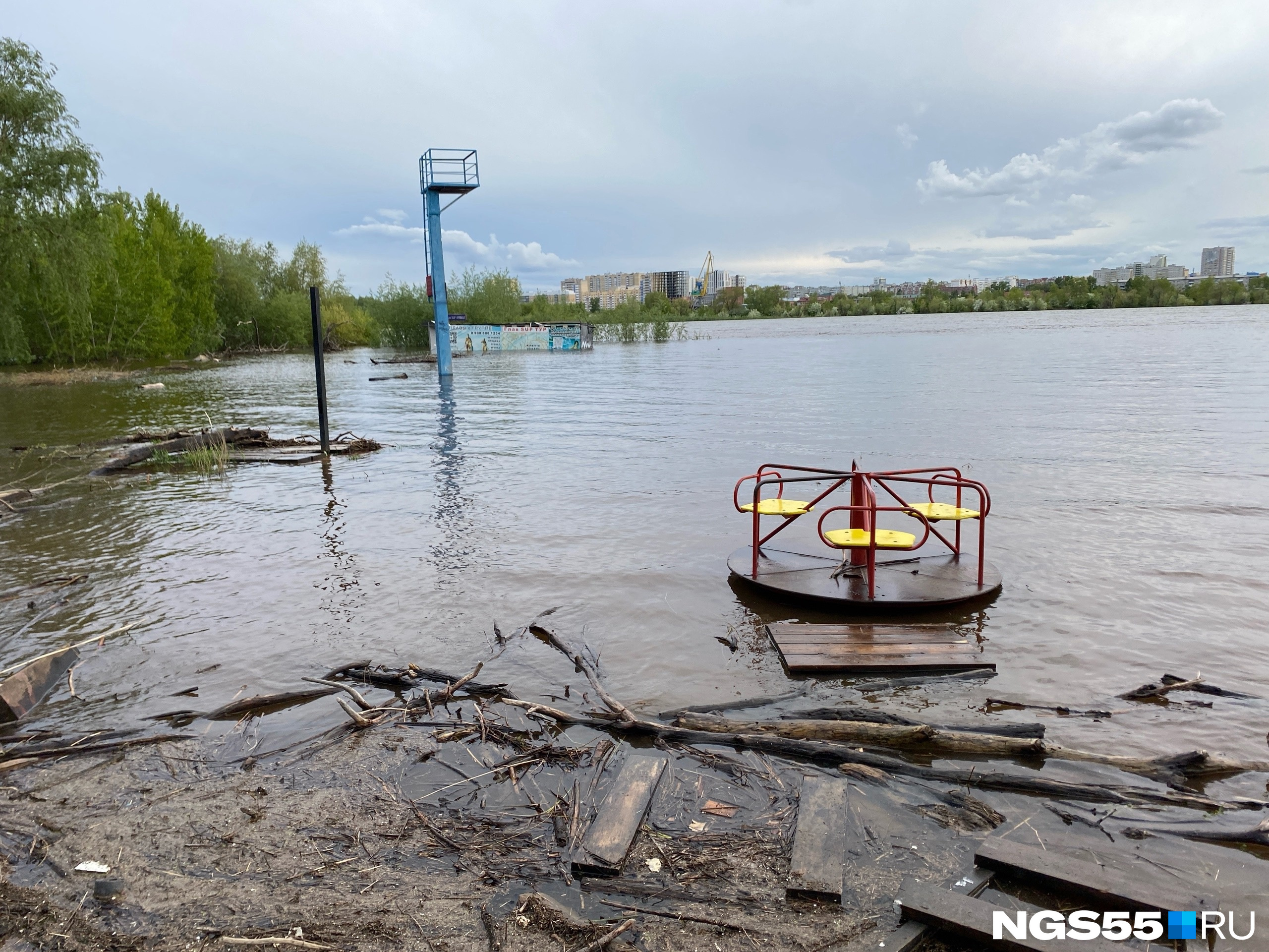 Качели в Иртыше: затопило пляж возле «Зеленого острова»